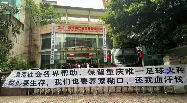 罗马诺指出，莱比锡有意在冬窗引进那不勒斯中场埃尔马斯，那不勒斯同意以2500万欧价格出售球员。